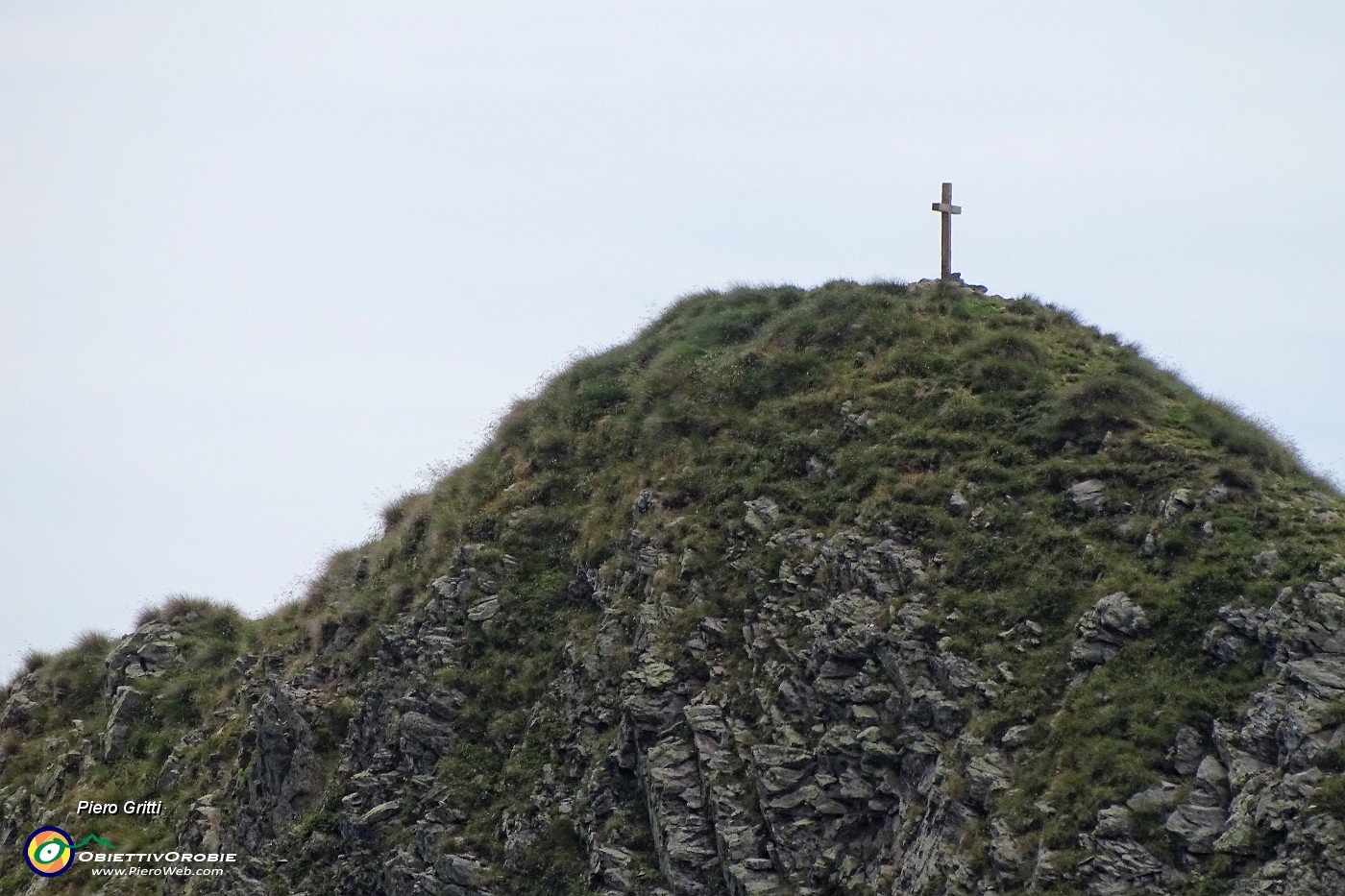 60 Maxi zoom  sulla croce di vetta del Tribortoi (2309  m).JPG